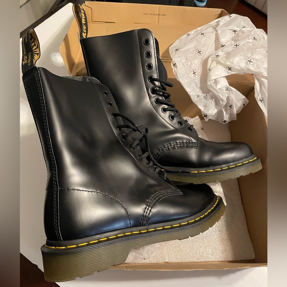 1490 black smooth leather doc martens men’s 8 womens 9